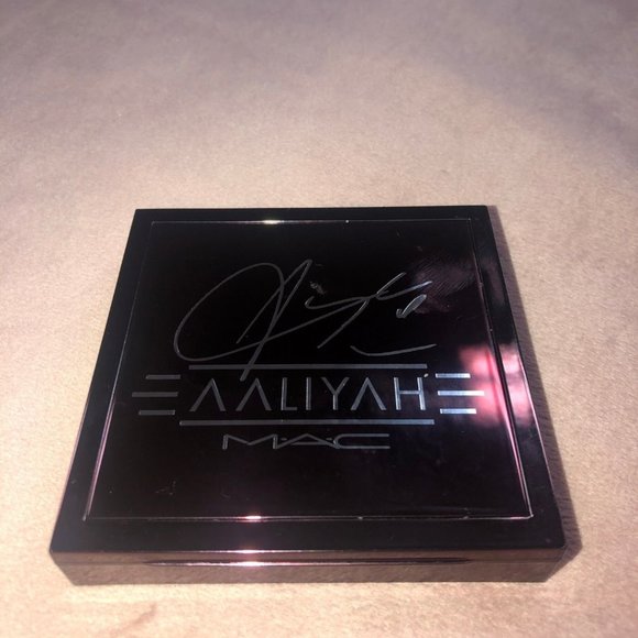 ✨MAC & AALIYAH AGE AINT NOTHING EYESHADOW PALETTE✨ - Picture 2 of 4